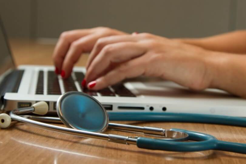 Stethoscope and laptop representing electronic personal health information (e-PHI) that must be protected. Blancco’s HIPAA certification proves its compliance with US regulations regarding e-PHI.